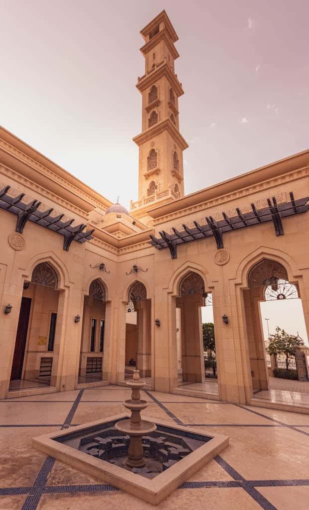 Dubai vizesi Abu Dabi ve diğer emirliklerde geçerli - Birleşik Arap Emirlikleri'nde bir cami avlusu