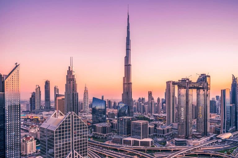 DUBAİ’DE FARKINDA OLMADAN CEZA ALABİLECEĞİNİZ 7 DURUM