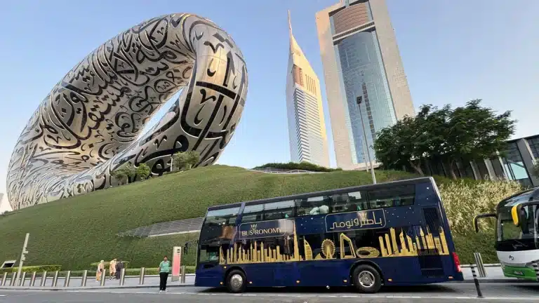 Dubai Turu Vize Dahil Kahvaltı Yaparken Şehri Gezen Otobüs Deneyimi