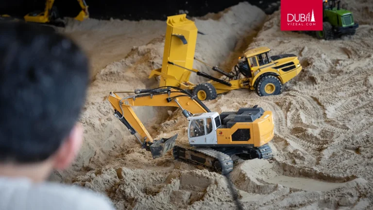 Dubai'de Yetişkin Oyun Kafesi İş Makineleriyle Adrenalin